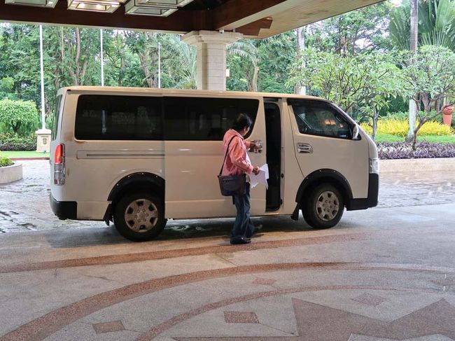 ３日目<br /><br />今日はボホール島１日日帰りツアーです。<br /><br />JTBの「ビジネスシートで行くボホール島１日満喫コース」というツアーにしました。<br /><br />これはボホール島へのフェリーがビジネスシートということです。<br /><br />朝７時に港までの送迎車が来ました。<br /><br />ホテルへ帰ってくるまで13時間のまさに１日観光です。<br /><br />タイズで朝食ビュッフェを済ませいざ出発です。