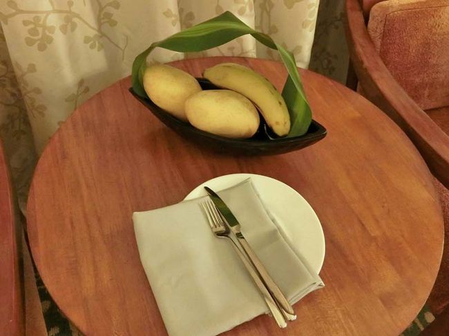 テーブルにはフルーツのサービス。<br /><br />楽しみのマンゴーですが、日本のマンゴーとは少し違うみたい。