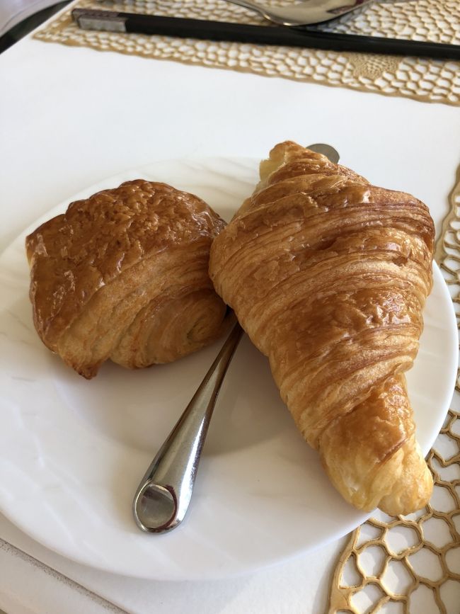 チョコレートの入ったデニッシュパンとクロワッサン。<br />