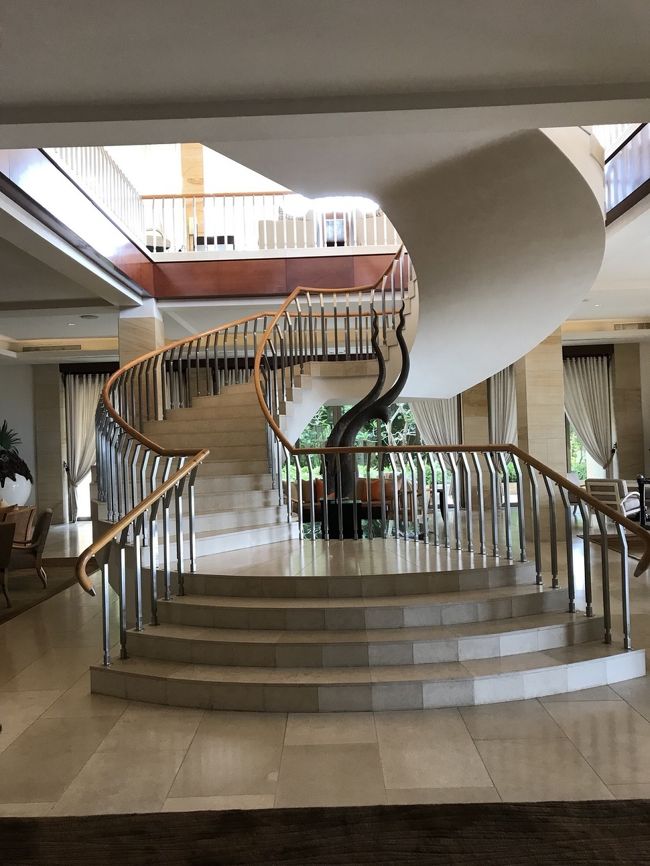 さてさて。<br />ぐっすり眠った朝ごはん。<br />Muliavillasの朝食会場はバトラーさんを電話で呼び、バギーでヴィラフロントの下の階にあるLivingRoomへ。<br />バギーで送られる最中に今日の予定の確認を担当バトラーさんと。<br />お昼はどうする？夕飯はどうする？どこか予約する？<br />などなど。<br />到着したらフロントから案内されてこんな螺旋階段で下に降ります。<br />気分↑↑