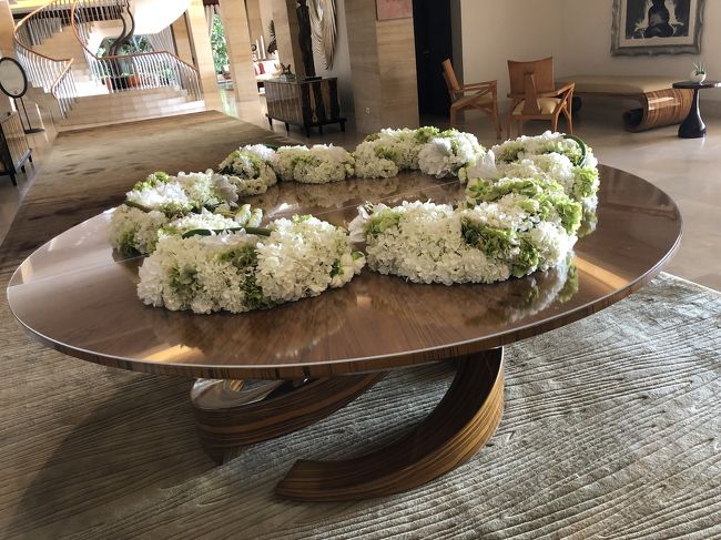 階段下りたところのお花がきれいです。