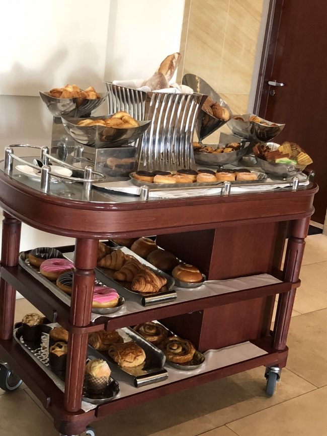 パンはこんなワゴンに置いてありますが<br />初日はテラスで食べたので、<br />お店の方はいくつか持ってきてくださいました。<br />大きいサイズと小さいサイズがあるので<br />選びやすい！<br />パンもいろいろ。ドーナッツやマフィン、パウンドケーキなど<br />甘いのもあります。