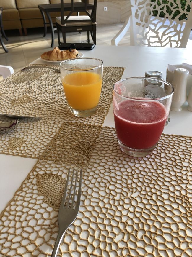 席につくとまずはジュース<br />いろいろあったけど、<br />スイカとオレンジ。<br />でもパイナップルジュースがめっちゃおいしかった！<br />