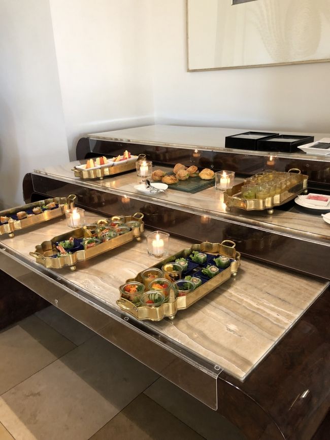 こんな感じの小皿も<br />いかがですかぁ？と持ってきてくださいます。<br />お寿司とか、サラダとか、キムチ風サラダとか・・・<br />なぜにキムチ・・・。<br />持ってきてくれるけど、取りに行ってもOKなんだけどね。