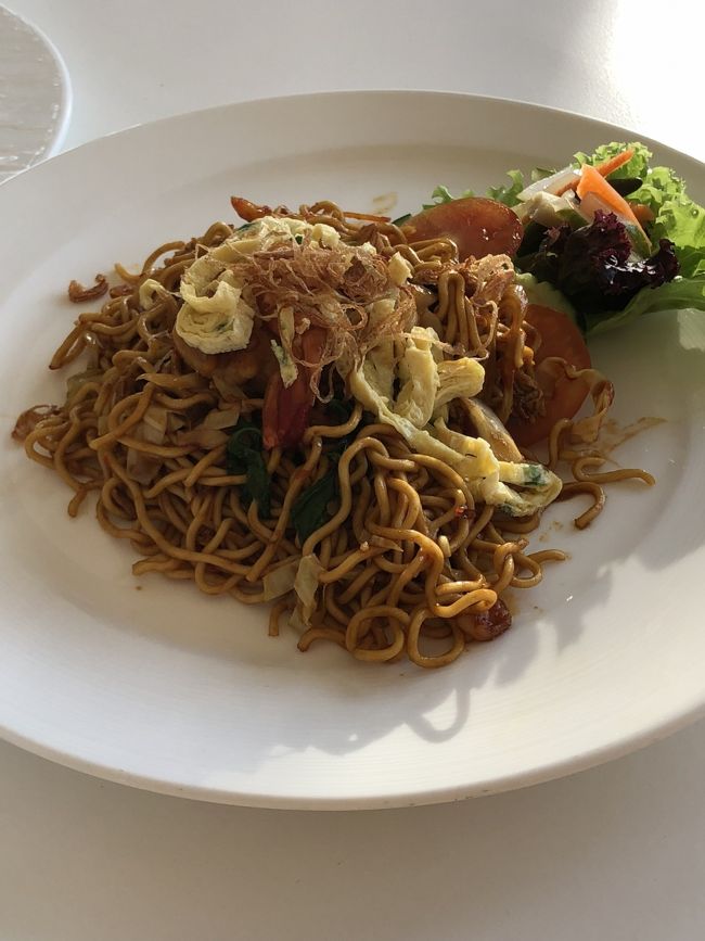 そしてこれが<br />特製ミーゴレン<br />こちらのミーゴレン、めっちゃおいしいです。<br />辛いけど、「辛くなくして」と言えば辛くないの作ってくれます。<br />エビもゴロゴロ入っているしほんとにおいしい。<br />ダンナくん、ここのが一番おいしかったと言ってます。