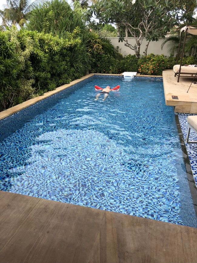 フロートは日本から持ってきました。<br />結構広いプールなのわかりますか？<br />深さは1.1ｍ<br />飛び込み禁止！って書いてありました。