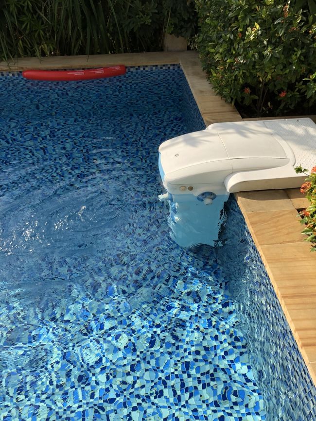 プールにはこんな感じのジェットが付いていて<br />流れるプールみたいになってます。<br />そんなにジェットは強くないけどね。<br />まあ、部屋にジェットバスあるから・・・。