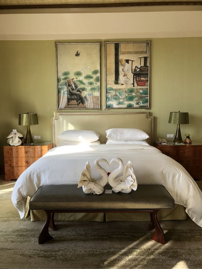 お部屋に戻ると清掃が終わっていて、<br />きれいになっていました。<br />ベッドサイドをみると・・・