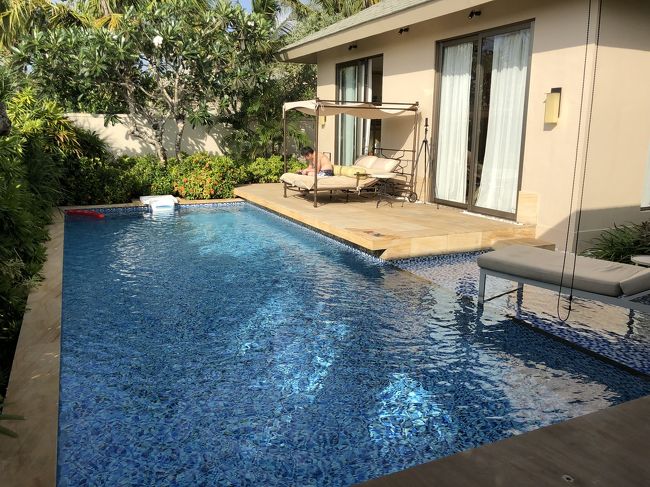 とりあえず、お部屋のプールでダラダラしようかな。<br />