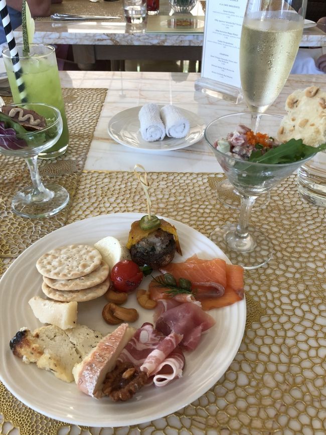 う、取りすぎた。。。<br />シャンパンが少し減るとすぐに足してくれる！！<br />