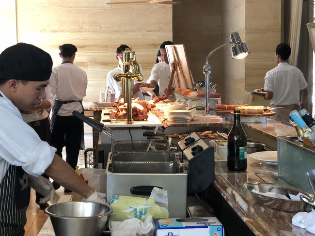 みんなニコニコ、一生懸命働いてます。