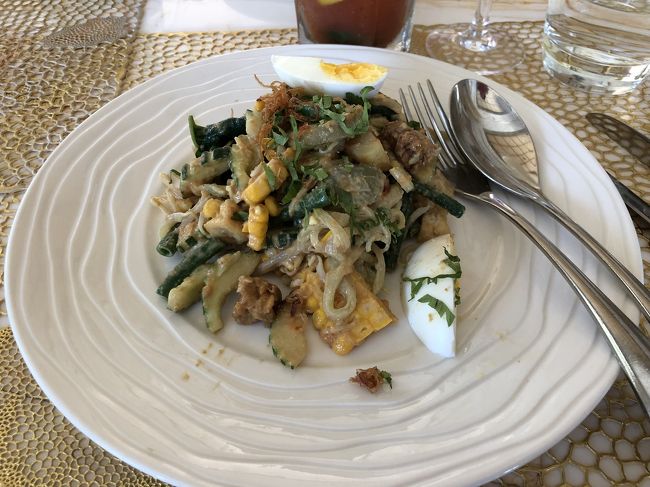 ん・・・見た目悪いけど・・・<br />おいしいガドガドになります。<br />これは全部ミックス。<br />ピリ辛ピーナッツソースが美味！