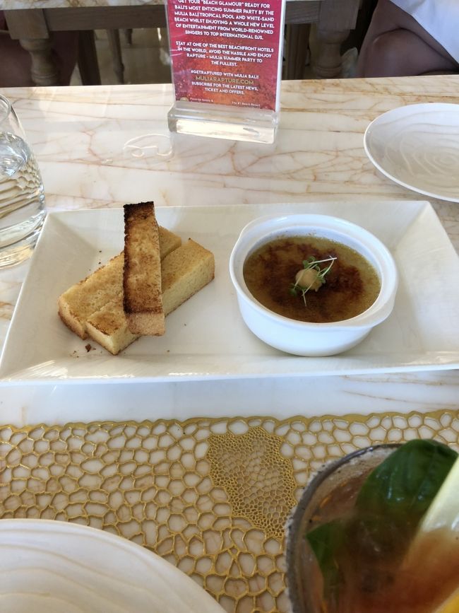 これは、<br />「いかがですかぁ～？」と持ってきてくれた<br />フォアグラのブリュレ<br />もう一皿食べたかったなあ(笑)