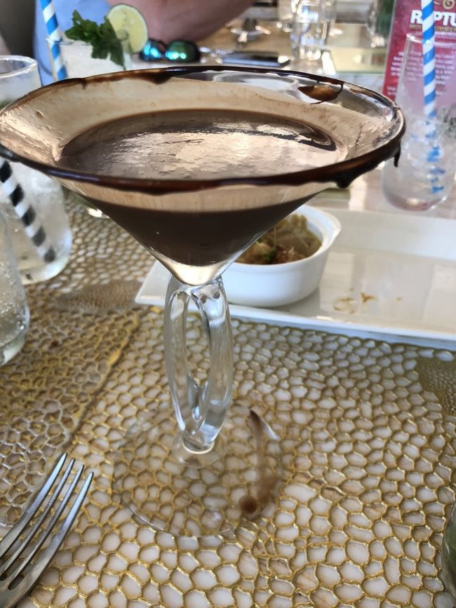 で、持ってきてもらったのは<br />ショコラマティーニ<br />これが美味しくて！！<br />濃い目のショコラ！