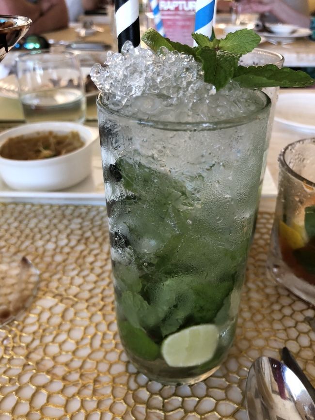 モヒート<br />で、このときに「ラストオーダーだから何か頼むか？」って<br />言われたから、隣のテーブルで飲んでたおいしそうな飲み物を頼んでみた。<br />あとモヒートが甘くないやつでおいしかったので、<br />これをもう一杯！ってお願いしてみた。