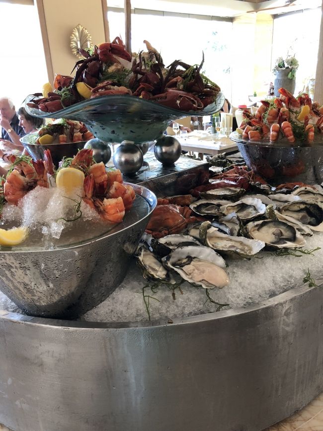 生ガキ！！<br />大きいエビちゃんとカニちゃん<br />ポン酢とかケチャップとかタバスコとかライムとか<br />いろいろついてます。<br />・・・酒飲みにはたまんない。。。