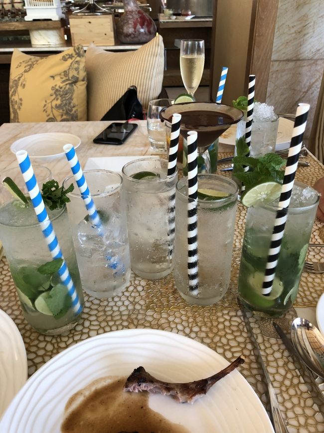 な・・ぜ・・・か・・・<br />モヒートが大量に・・・<br />これでもか！！と(笑)<br />飲みなさい飲みなさい！と持ってきてくれる。<br />3000円の差額とは思えないこの量。<br />