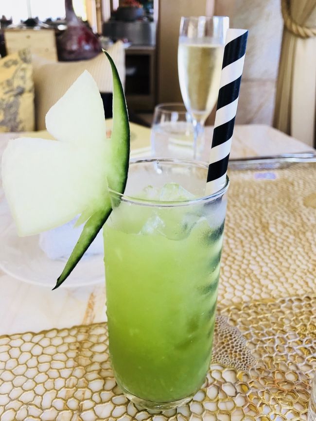 これはノンアルコールのメロンのcocktail。<br />ダンナくんはこれ。<br />モクテルはアルコールではないので追加料金は取られません。