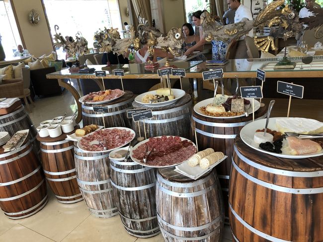 サンデーブランチはブッフェとアラカルトからなってます。<br />アルコールの有り無しで値段が変わります。<br />アルコール付のほうが3000円くらい高いかな？<br /><br />で、ここはハムとチーズとドライフルーツなどなどのコーナー<br />もーね、アルコール好きにはたまらんのよ。。ここ。