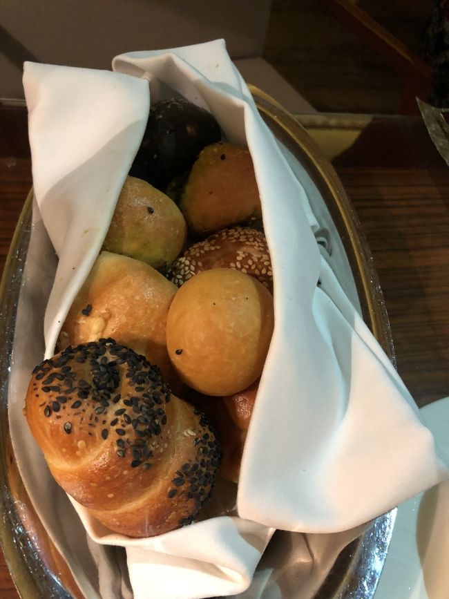 パンがいっぱいついてきます。<br />サービスだよ！って言われた。