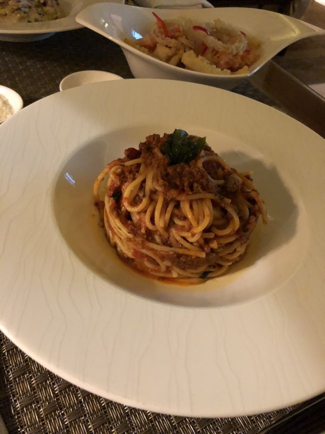 プールでダラダラして、外のベッドで昼寝しちゃった・・・。<br /><br />で、夕飯は結局InRoomDiningで<br />ボロネーゼスパゲッティ