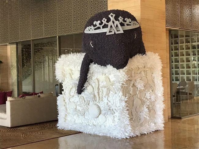 MuliaResortのTheCafeというレストランの前にいるイルカちゃん。<br />MuliaResortでの朝食会場。<br />ここも結構好きだったなぁ。今回は朝食にはいかなかったけど。<br />ちなみにこのイルカちゃん、身体はラベンダーで出来てます。<br />この付近、、めっちゃいい香りです。