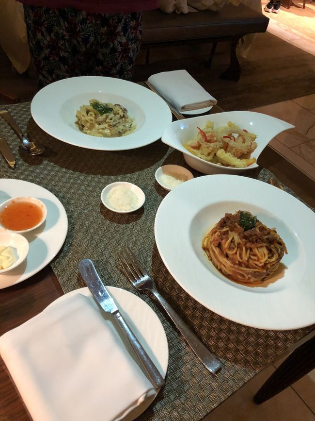 テーブルセッティングもしてもらって<br />夜ごはん<br />ちなみに買ってきたビンタンビール飲みました。