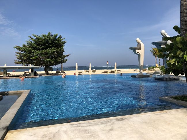 食後外に出てプール付近を散策。<br />広いプール。奥の左側に見えるのはプールバー<br />プールに入ったままお酒飲めます！