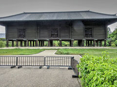 東大寺から北へ500mくらいの所にある、間口約33m奥行約9.4mの正倉院。

聖武天皇の遺愛の品をはじめ、東大寺に伝わった宝物などを納めていた校倉造(あぜくらづくり)の高床式倉庫で、外構だけを無料見学できました。