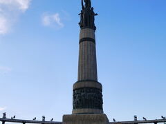 防洪記念塔と周りはスターリン公園