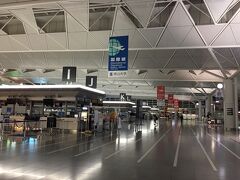 21:48　中部国際空港駅着

夜の出発ロビー。

国内線は全便出発後なので人っ子一人いません。