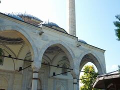 ムスタファ・パシナ・ジャミーヤ(Мустафа Пашина Џамија)

1492年にセリム１世(???? ???)によって建立されたモスクです。


ムスタファ・パシナ・ジャミーヤ：https://en.wikipedia.org/wiki/Mustafa_Pasha_Mosque
ムスタファ・パシナ・ジャミーヤ：https://translate.google.com/translate?sl=mk&tl=en&js=y&prev=_t&hl=ja&ie=UTF-8&u=http%3A%2F%2Fmorm.gov.mk%2F%3Fshtit%3D24271%26lang%3Dmk&edit-text=&act=url
セリム１世：https://ja.wikipedia.org/wiki/%E3%82%BB%E3%83%AA%E3%83%A01%E4%B8%96