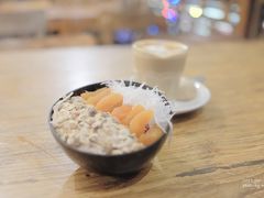 夜ご飯は、カフェにて。

☆kayu　cafe

　一階のカウンターで注文と会計を済ませ、
　外階段で２階席へ。

カフェラテとアボカドのスムージボウル。