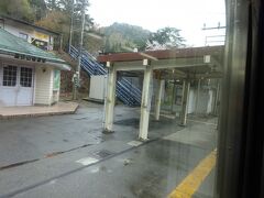 長いトンネルを抜けて、山形県。
まだ山の中にある、面白山高原駅。