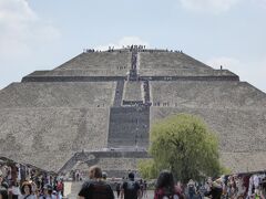 テオティワカンの太陽のピラミッド、登ることができる一番高いピラミッドです。（いつ、登るのが禁止されるかわからないということで登りました。）