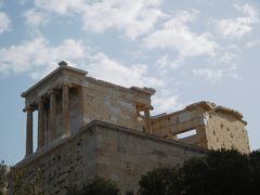 　アテナ・ニケ神殿 (Temple of Athena Nike) はもろ修復の跡が見えます。