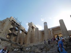 　プロプレア（Propylaea：前門）、左のピナコテク（Pinakothēkē）も、もろ修復中。