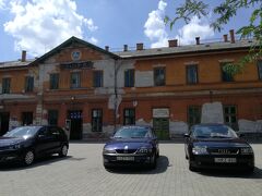 地上に出ると国鉄の駅もあり、こっちはボロボロ、
この建物に向かって右側の奥に有料トイレがあります。
かなりボロボロですが、不潔ではない。
入り口におじさんがいて５０セントはらう。たぶんこのとき、
おつりごまかされた。１ユーロ払ったら、フォリントでごまかされて渡された。
気づいたのはウイーン帰ってから。
気をつけてね。

