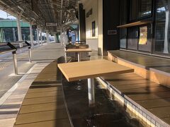 で、楽しみがコレ！

下り線ホームの足湯に到着！

隣の駅まで行くと特急券が安くなるのですが、温泉好きにはコッチ！ 切符を買って、、