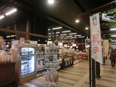 越後湯沢駅に到着です。駅構内には、「がんぎどおり」と名付けられた広大な土産物屋・飲食店エリアが設けられ、駅を出る前から楽しむことができます。