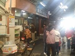 そして、牧志市場の近くの天ぷらの名店「呉屋てんぷら店」。
行列が出来ていたのですぐに分かりました。