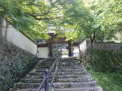 こちらは西念寺
かなり歴史が古そうな雰囲気を出しています
この寺は元々秋月氏の家臣小山田正信が出家し自家を寺にしたのが始まり
(後に町割りで今の位置に移動)
秋月を代表する漢詩人原古処と娘采蘋（さいひん）のお墓もあるとのこと