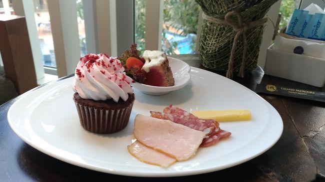 少し酔いさましにラウンジでハイティーしました