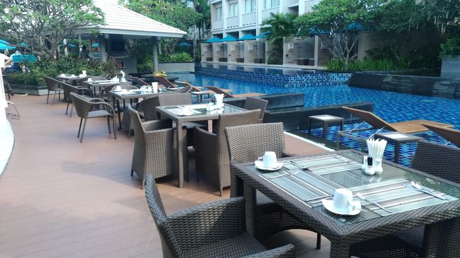 プールサイドでも朝食がいただけます