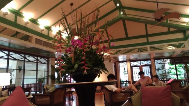 フロントはこの広い部屋でします