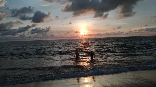 夕方になったので食事をとりにアウトリガー奥まで浜辺を歩きます