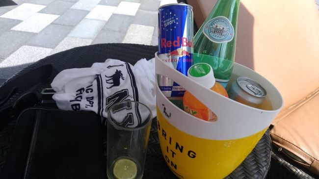 暑いのでスパークリングウォーターを注文してクーラーにファミマで買ってきた飲み物を投入