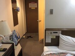 ホテルに戻ったら23時。。。本当ただ寝るだけです。
12月初旬にホテルを５時間くらいかけて探しまくって、結局楽天トラベルもじゃらんもエアービーの民泊でも６人が泊まれる部屋を確保できず、最後にブッキングドットコムで「ビジネスホテル　ニッセイ」を６部屋シングルで押さえました。
そしたら「ツインが良かったのに。。。」と従業員４名様からブーイング。はい、タイ人は大人になっても「お化けが怖い」と独り寝を嫌がります。