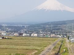 JR伊賀上野まで帰る道中。小田原上近くで富士山を見たとタイ人御一行様はすでに大興奮。私のラインにも写メを送ってくれる。3月下旬は程よく雪が山頂に残っていて青と白のバランスが素晴らしい。
PM２、５がなければもっと綺麗に見えただろうに。ちと残念。