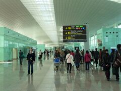　約１．５時間のフライトでバルセロナ空港に到着。１９９２年にオリンピックが開催されたためか空港は近代的で美しかった。